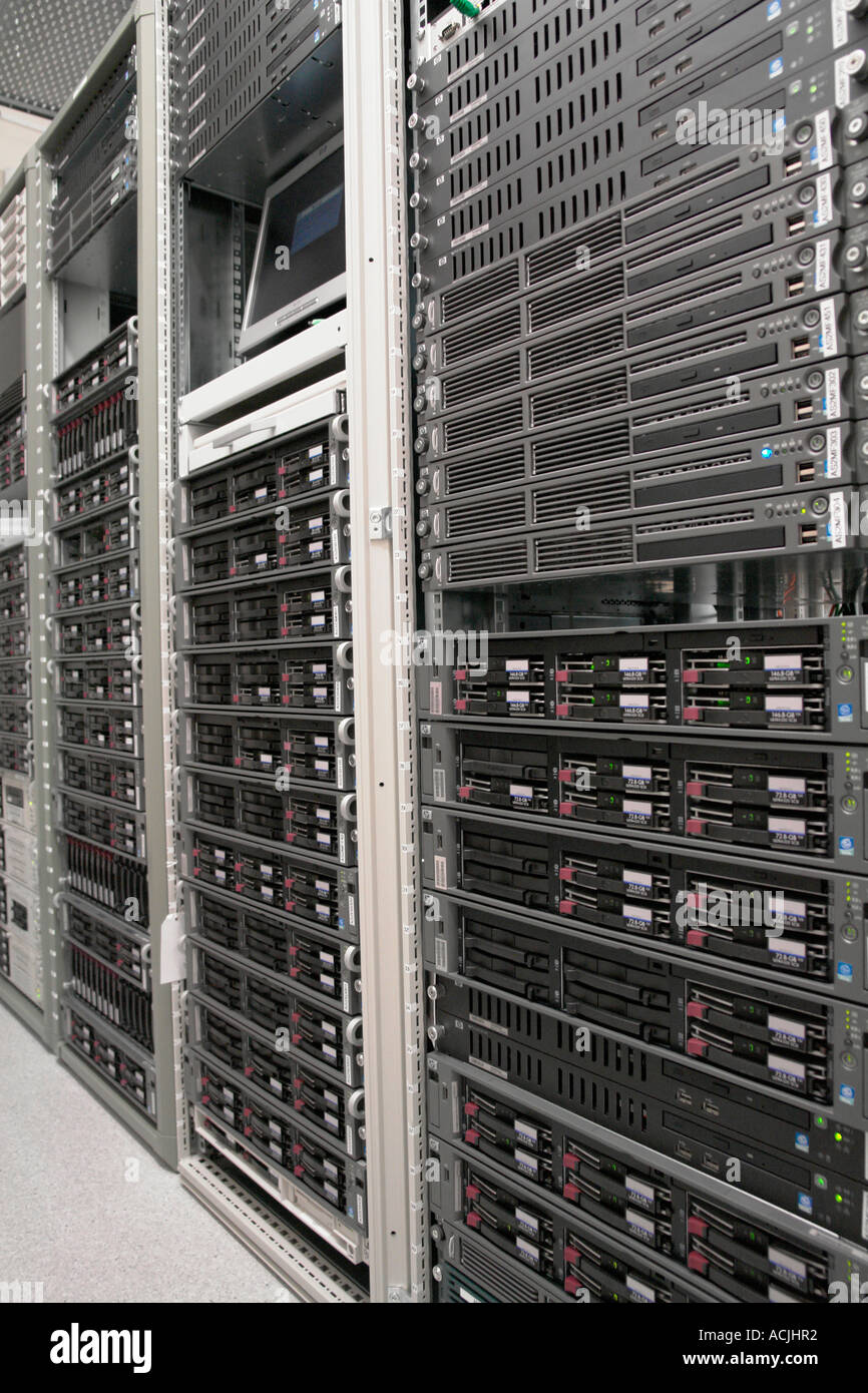 Les serveurs montés en rack HP Proliant et console de gestion Banque D'Images