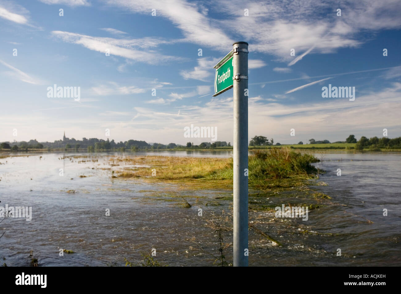 Sentier à travers un champ inondé signe. Rois Sutton, Northamptonshire, United Kingdom Banque D'Images