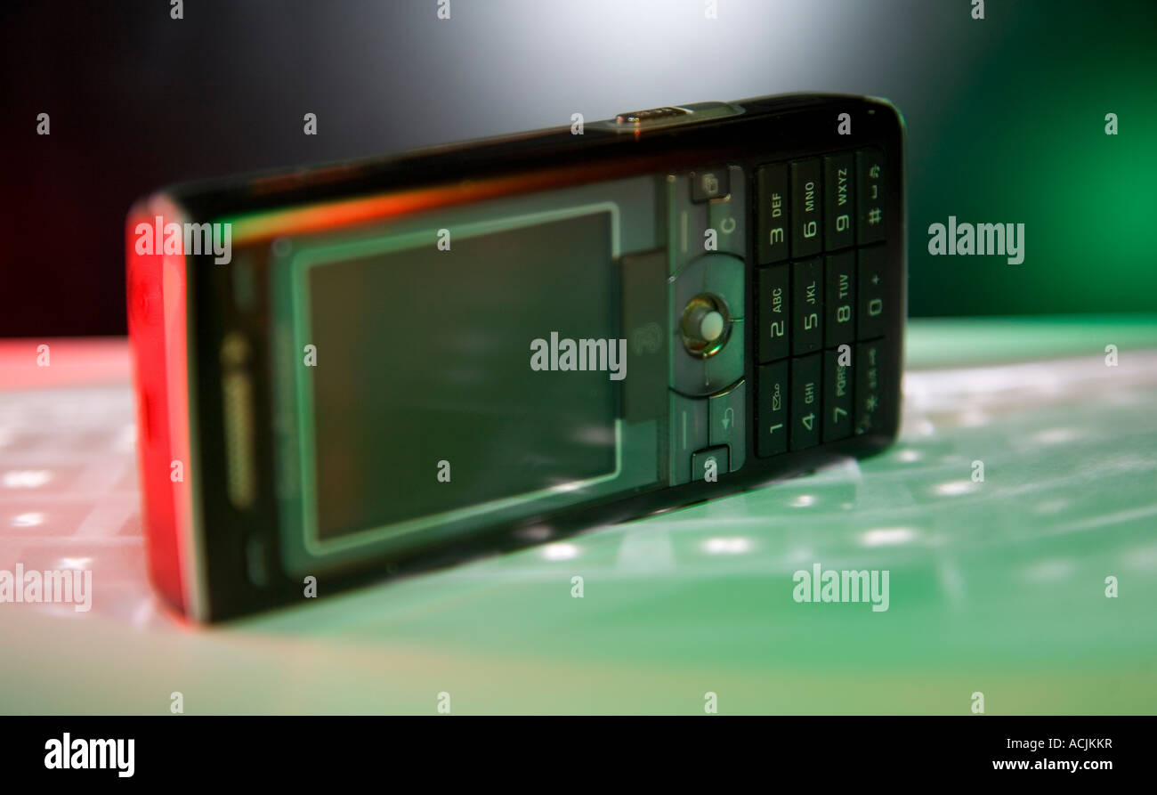 Téléphone mobile téléphone cellulaire cellulaire Sony Ericsson K800i k800 i k 800 noir Banque D'Images