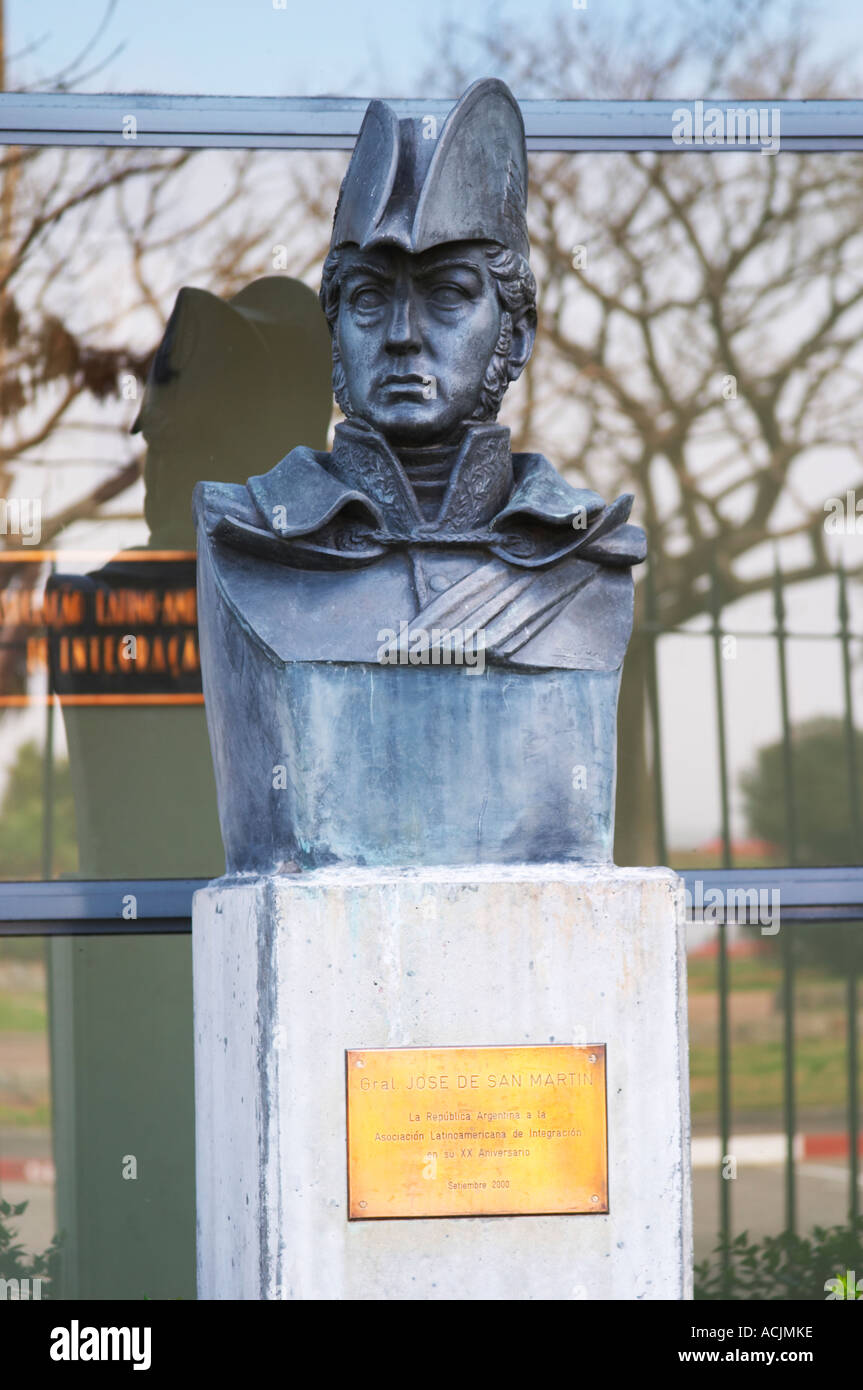 Statue buste en avant d'un bâtiment militaire près de Carlos Morales Street représentant général José de San Martin, libérateur de l'Argentine, le Chili et le Pérou, Montevideo, Uruguay, Amérique du Sud Banque D'Images