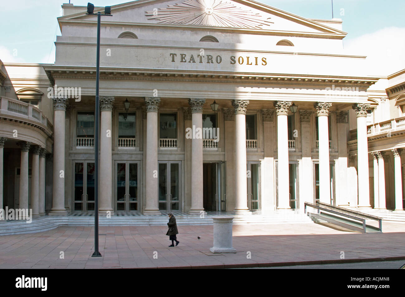 Teatro Théâtre Solis dans le centre ville avec l'imposition de piliers sur la façade, une petite femme en noir en marche. Montevideo, Uruguay, Amérique du Sud Banque D'Images
