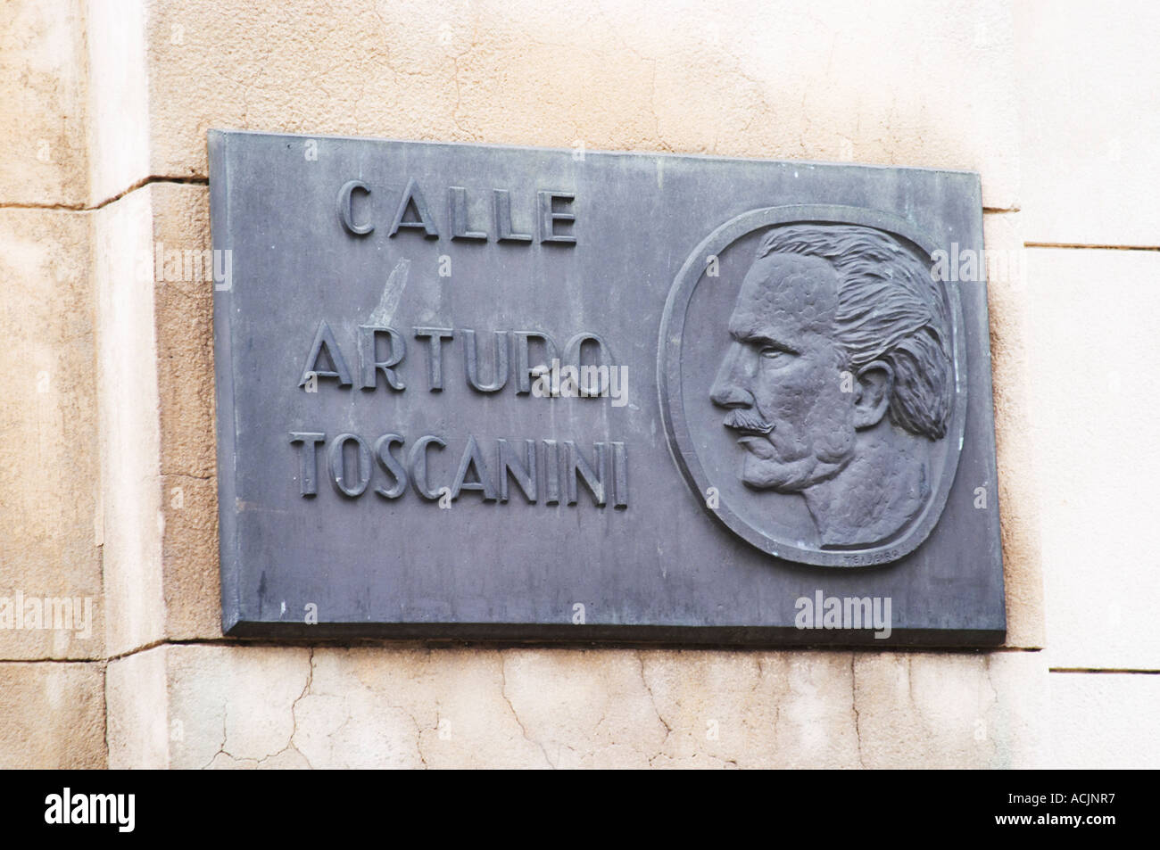 Plaque de rue sur la construction de l'Opéra Teatro Colon disant Calle Arturo Toscanini street. Buenos Aires, Argentine, Amérique du Sud Banque D'Images