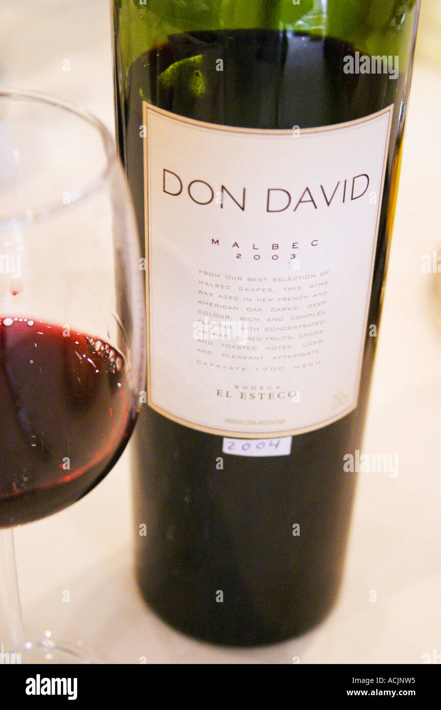 Dans le restaurant de l'hôtel Sheraton et bouteille de verre Don David Malbec 2003 / 2004 Bodega El Esteco Mendoza, Argentine, Amérique du Sud Banque D'Images