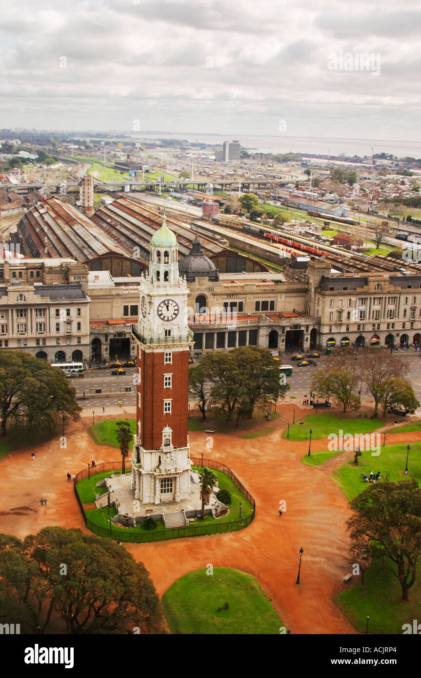 Vue d'ensemble de la Big Ben comme réveil tour appelée Torre de los ingleses (l'anglais) tour renommée Torre Monumental (tour monumentale) sur la Plaza San Martin Square rebaptisée Plaza de la Fuerza Aerea ou Plaza Fuerza Retiro. La gare de Retiro en arrière-plan. Buenos Aires, Argentine, Amérique du Sud Banque D'Images