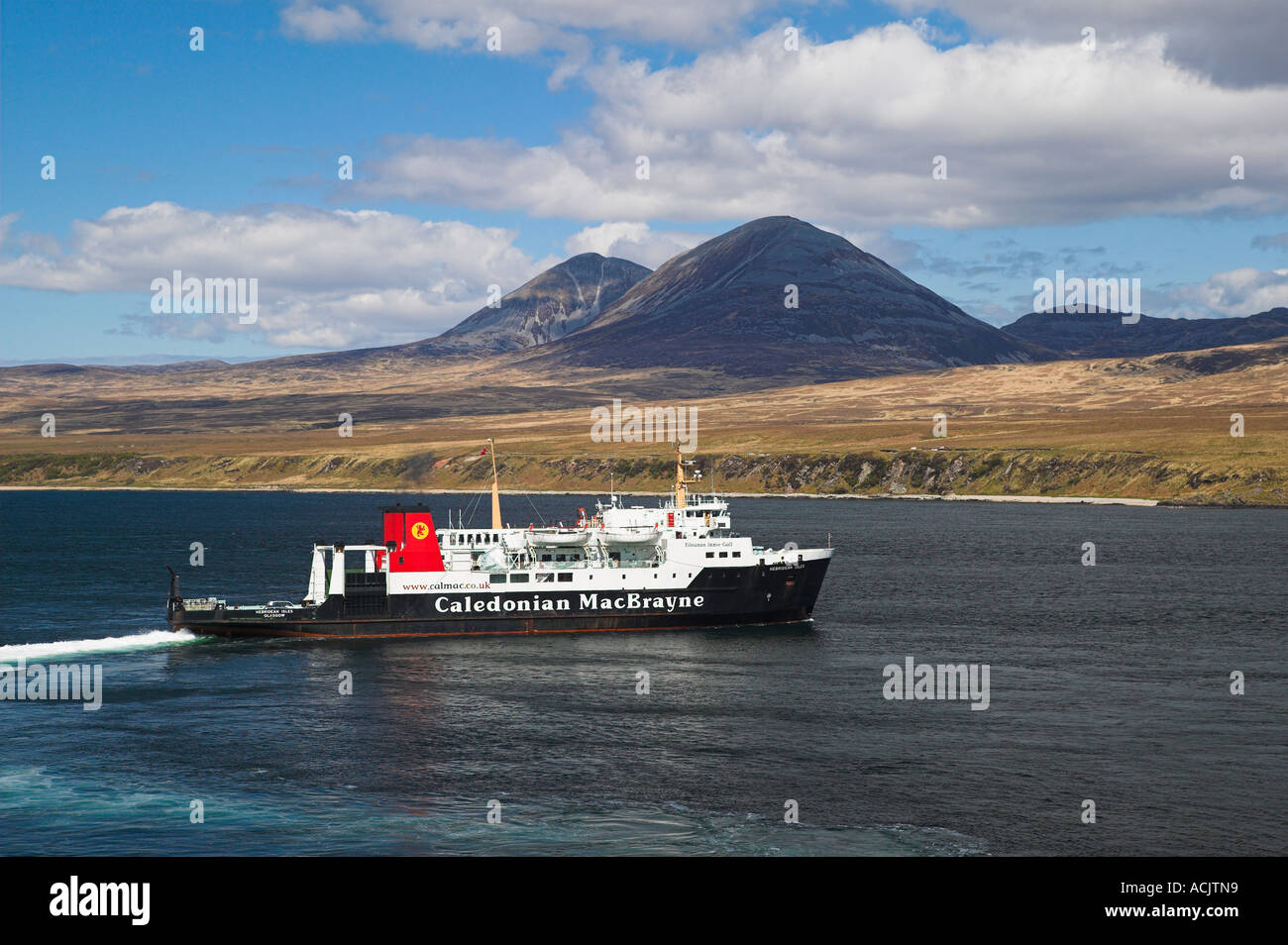 Caledonian MacBrayne ferry dans le son du Jura après avoir quitté Port Askaig, Isle of Islay, Argyll and Bute, Ecosse Banque D'Images