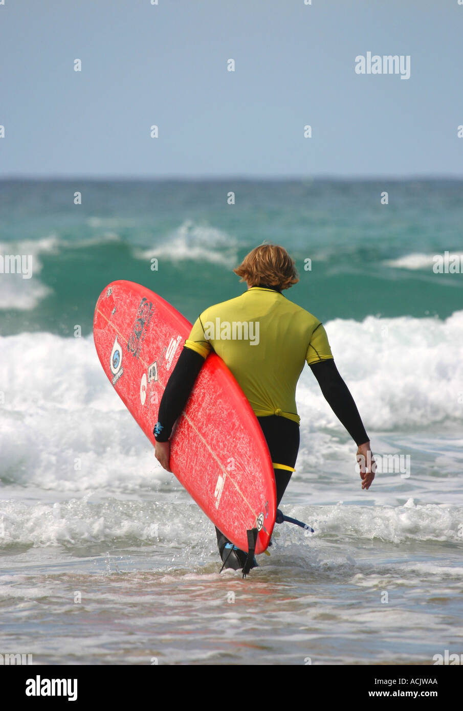 Balades DANS L'EAU POUR SURFER NEWQUAY CORNWALL UK Banque D'Images