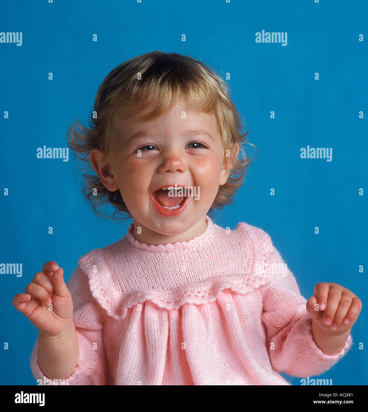 Blonde Aux Yeux Bleu Cheveux Bebe Fille Agee De 10 Mois Environ En Robe De Laine Rose Rire Avec Excitation Photo Stock Alamy Blonde Aux Yeux Bleu Cheveux Bebe Fille Agee De 10 Mois Environ En Robe De Laine Rose Rire Avec Excitation Photo Stock Alamy