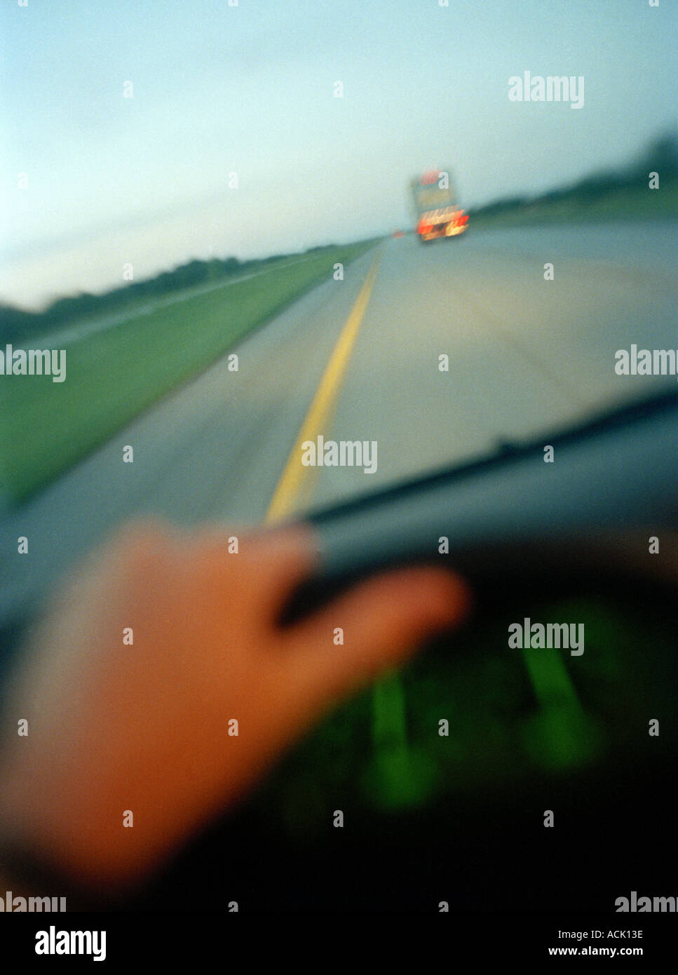 Une personne qui conduit sur une route Banque D'Images