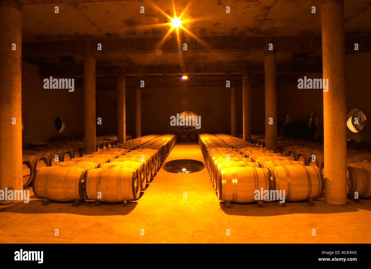 La dramatique barriques souterrain construit récemment en vertu de la winery, cave de rangées de barriques. Dans les murs et dans le sol il y a des ouvertures ovales qui montrent la structure du sol et de la rivière souterraine qui coule sous le Domaine viticole Vignoble des Verdots Conne de Labarde Bergerac Dordogne France Banque D'Images