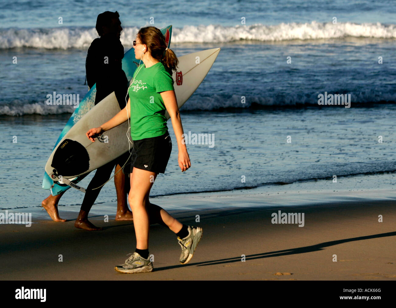 Les surfeurs et walker Banque D'Images