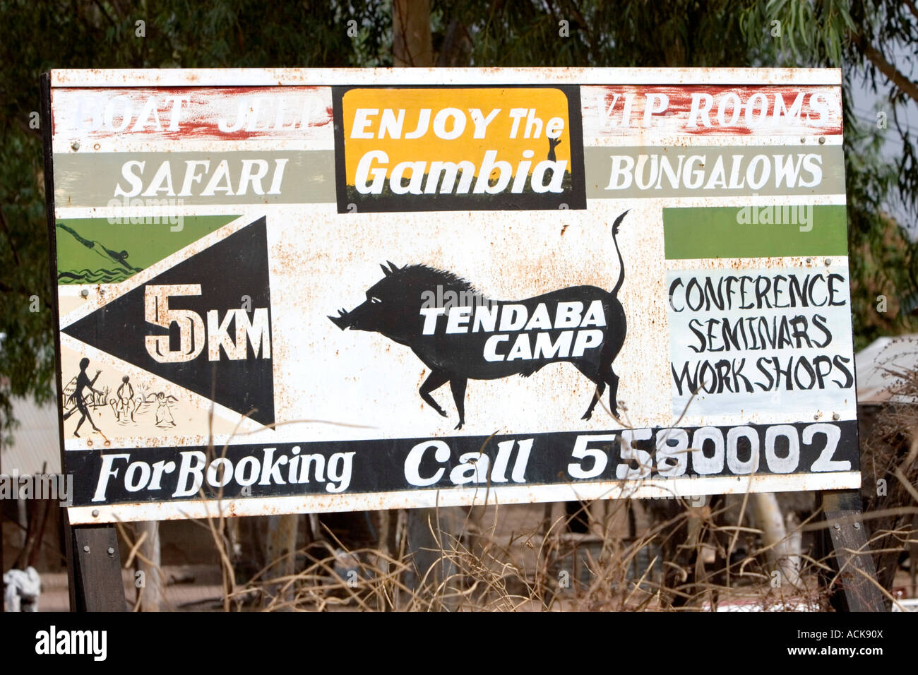 Tendaba Camp signe du côté du fleuve Gambie Banque D'Images