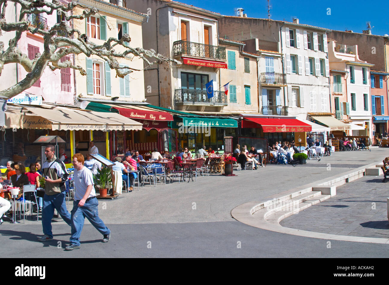 Dans le port de Cassis village. Restaurants le long de la touche. Cassis  Cote d'Azur Var France Bouches du Rhône Photo Stock - Alamy