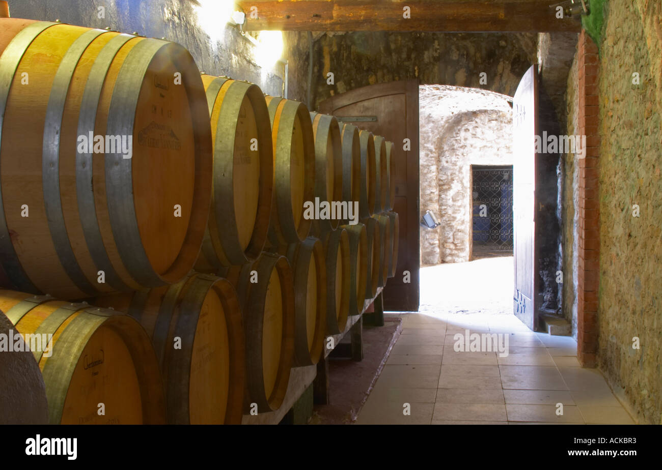 Barils de vin dans la cave de vieillissement (33 Avenue Edouard Vaillant  Château Vannières) La Cadiere (Cadière) d'Azur Bandol Var Cote d'Azur  France Photo Stock - Alamy