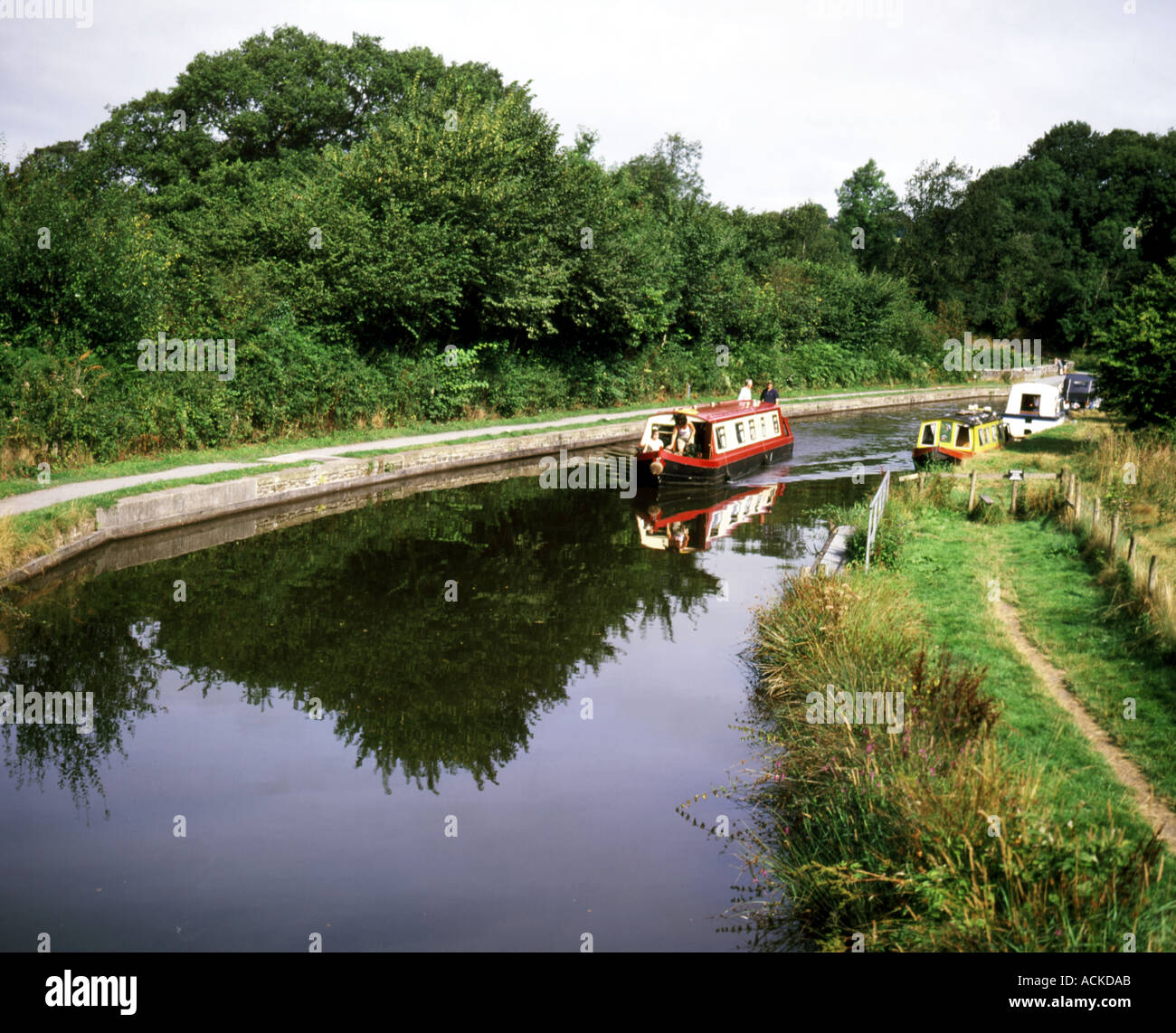 Péniche à côté de Brynich Aqueduct, Brecon et canal Monbucshire, Brecon, Powys, pays de Galles. Banque D'Images