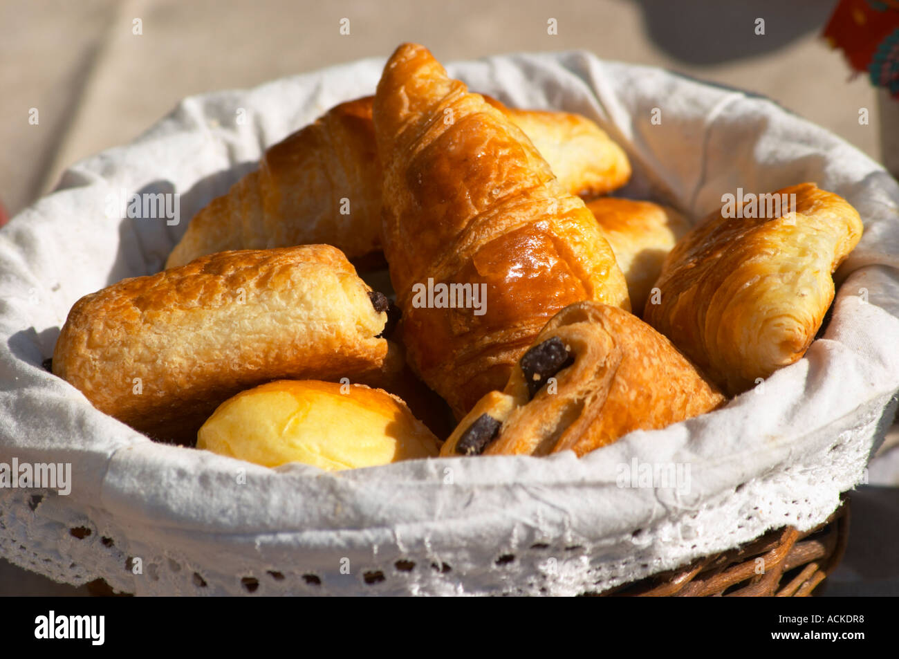 Un petit-déjeuner panier en osier avec des croissants et pains au chocolat, (pain au chocolat) Clos des Iles Le Brusc Six Fours Côte d'Azur Banque D'Images