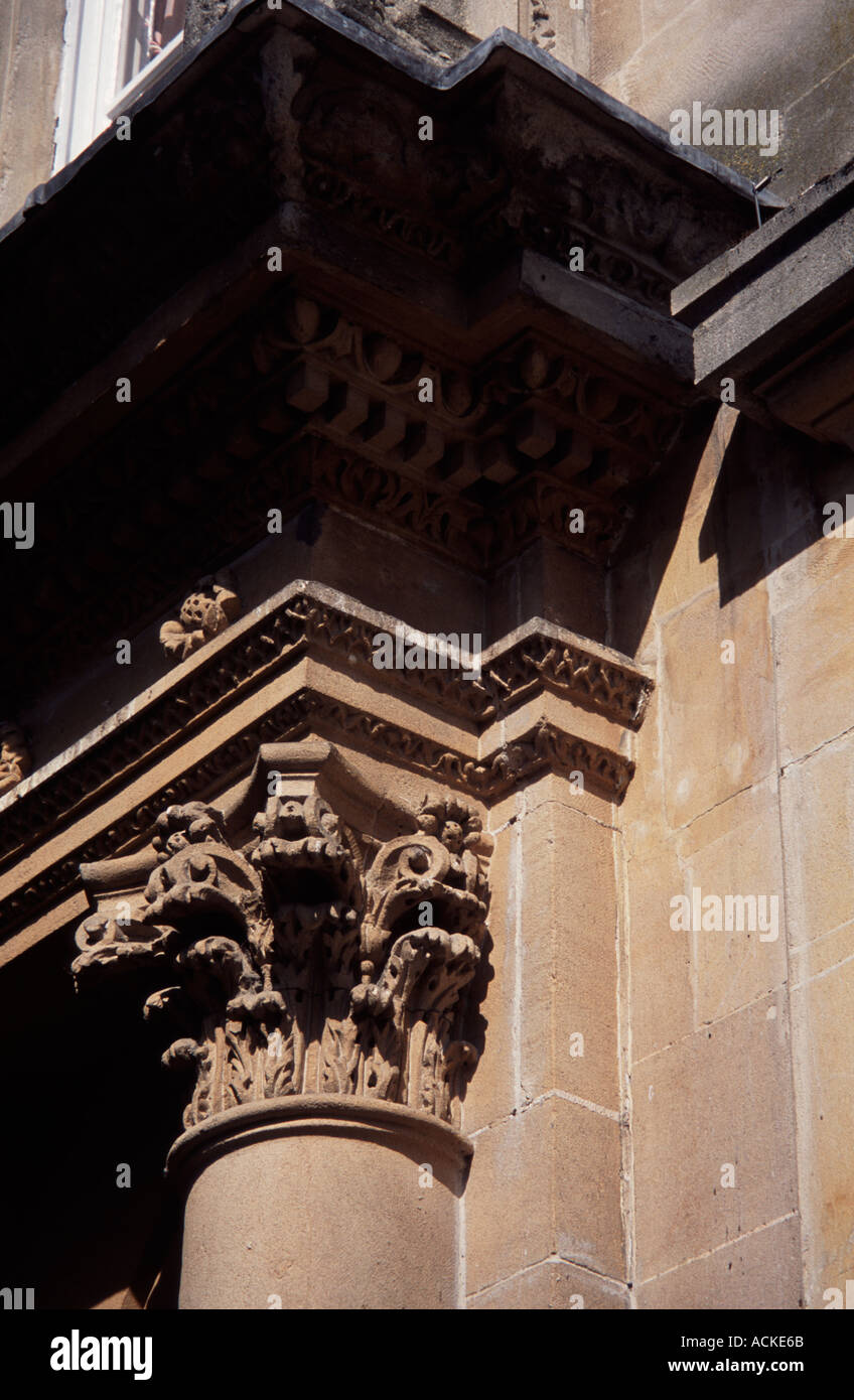 Pilier orné à l'angle de l'Popjoys restaurant Bath Spa, Somerset, England UK Banque D'Images