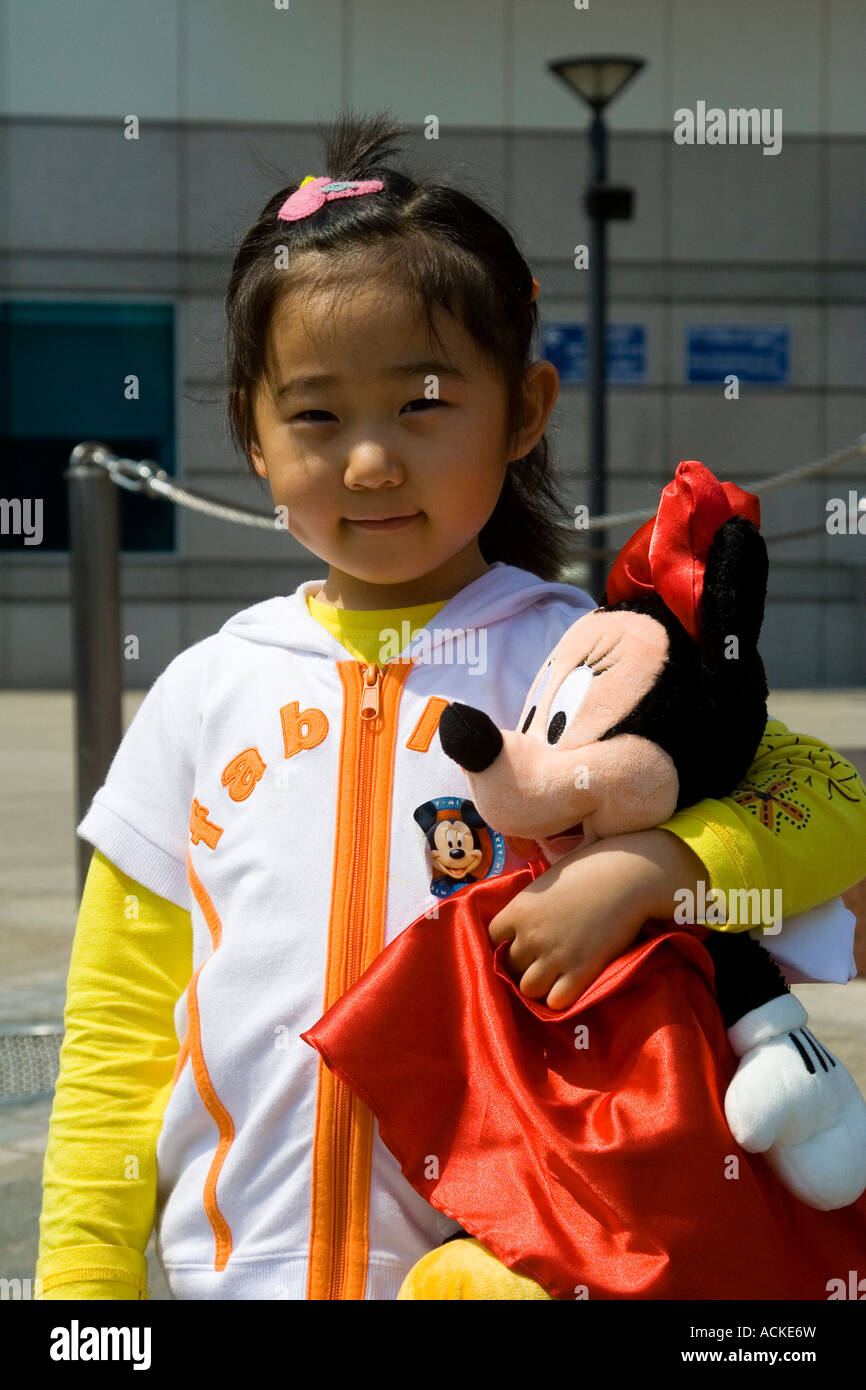 Cute Girl Holding Chinois Poupée Peluche Minnie Hong Kong Chine Banque D'Images