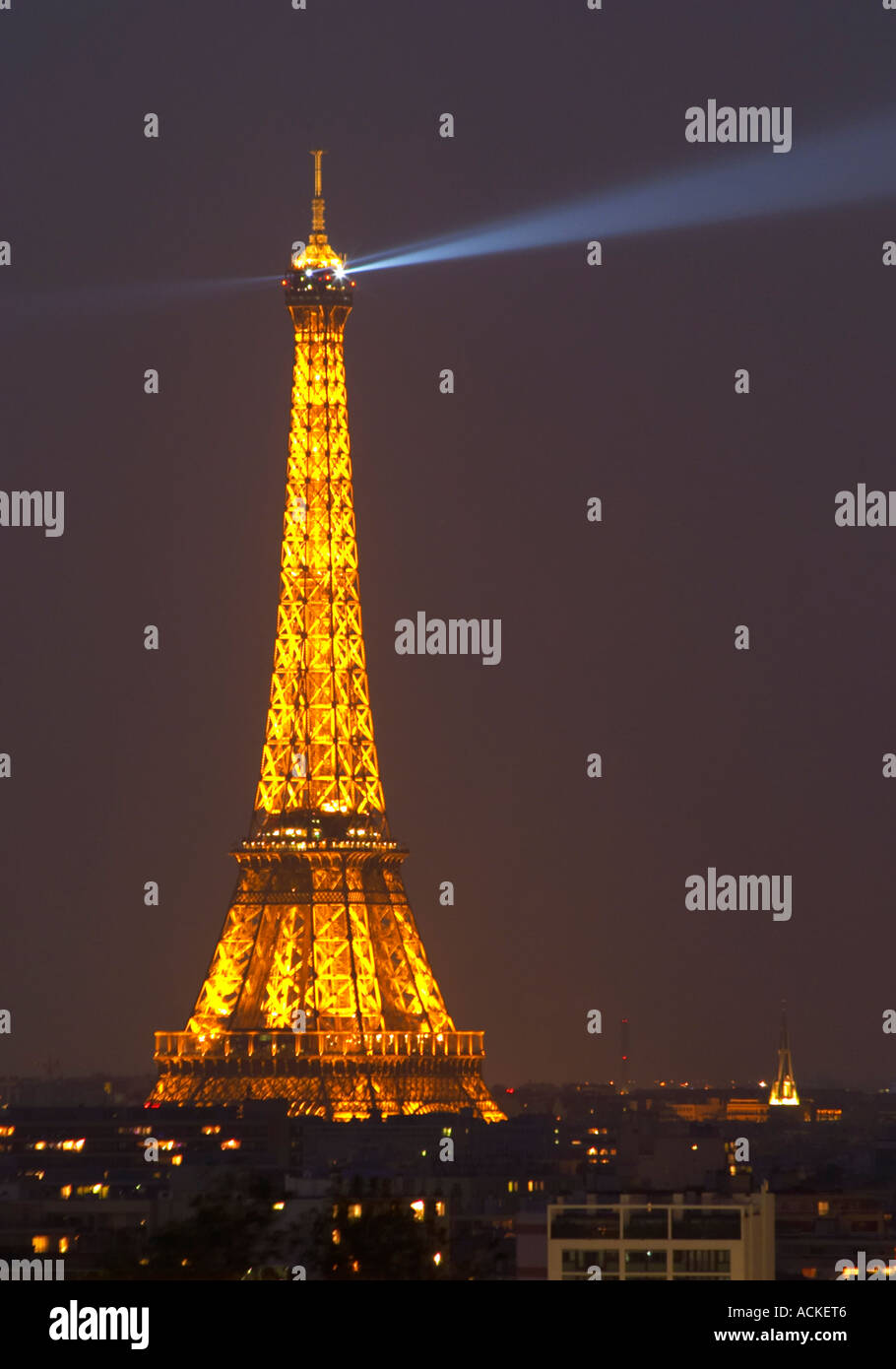 La Tour Eiffel de Paris illuminé de nuit contre un ciel noir bleu foncé, vous pouvez rayon lumineux sur le ciel, l'éclairage jaune d or Paris France Banque D'Images
