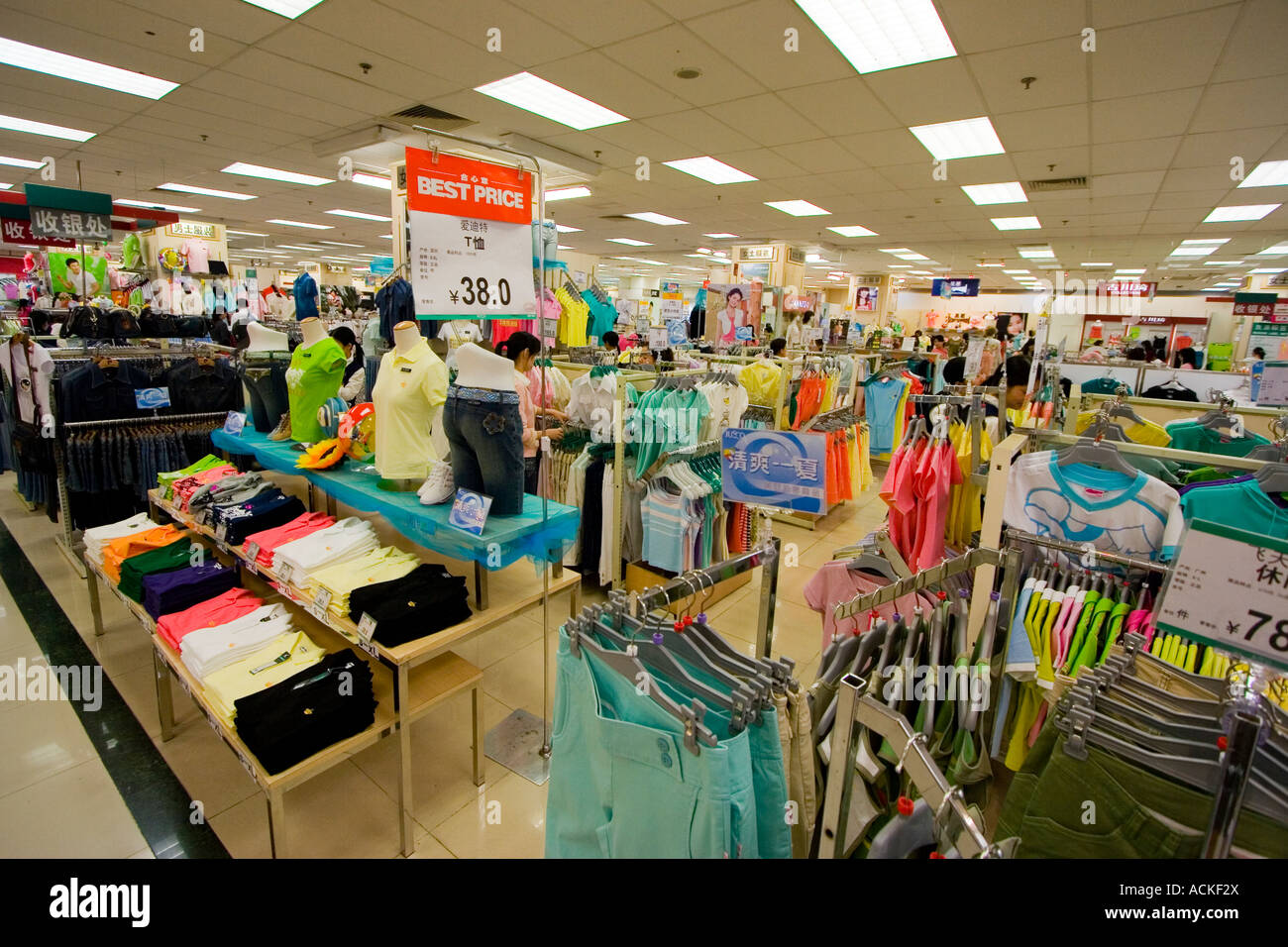 Vêtements pour la vente dans un magasin chinois Shenzhen Chine Photo Stock  - Alamy