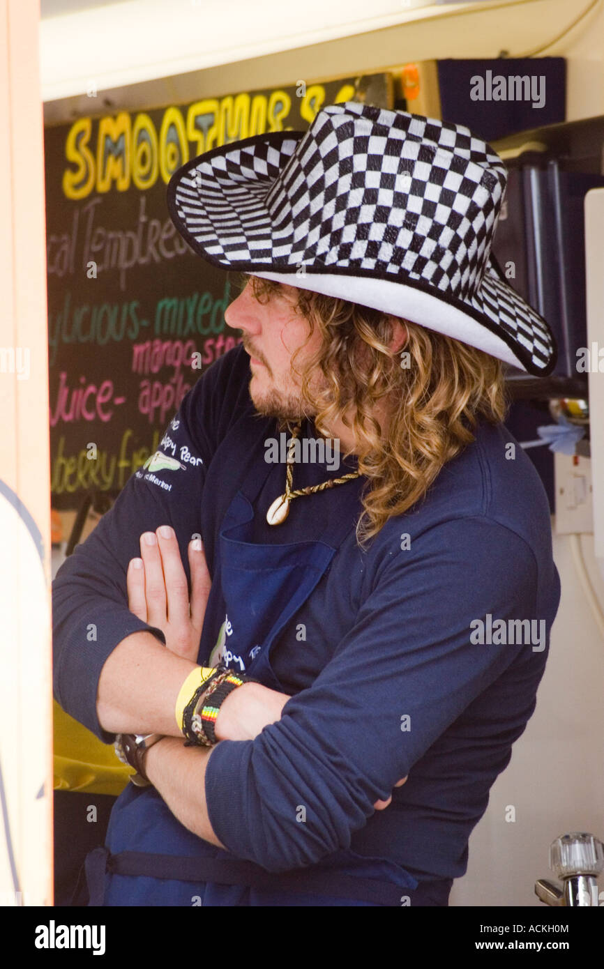 Jeune homme portant chapeau noir et blanc à un décrochage du hamburger à Irish music festival Banque D'Images