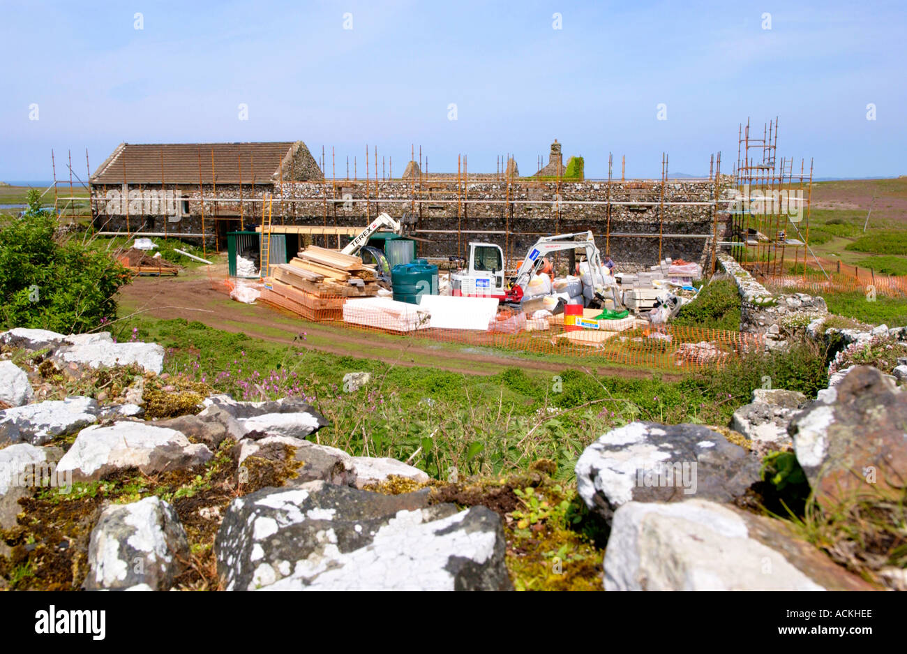 Anciens bâtiments de ferme en cours de rénovation en hébergement des bénévoles sur l'île de Skomer, Pembrokeshire Wales UK Banque D'Images