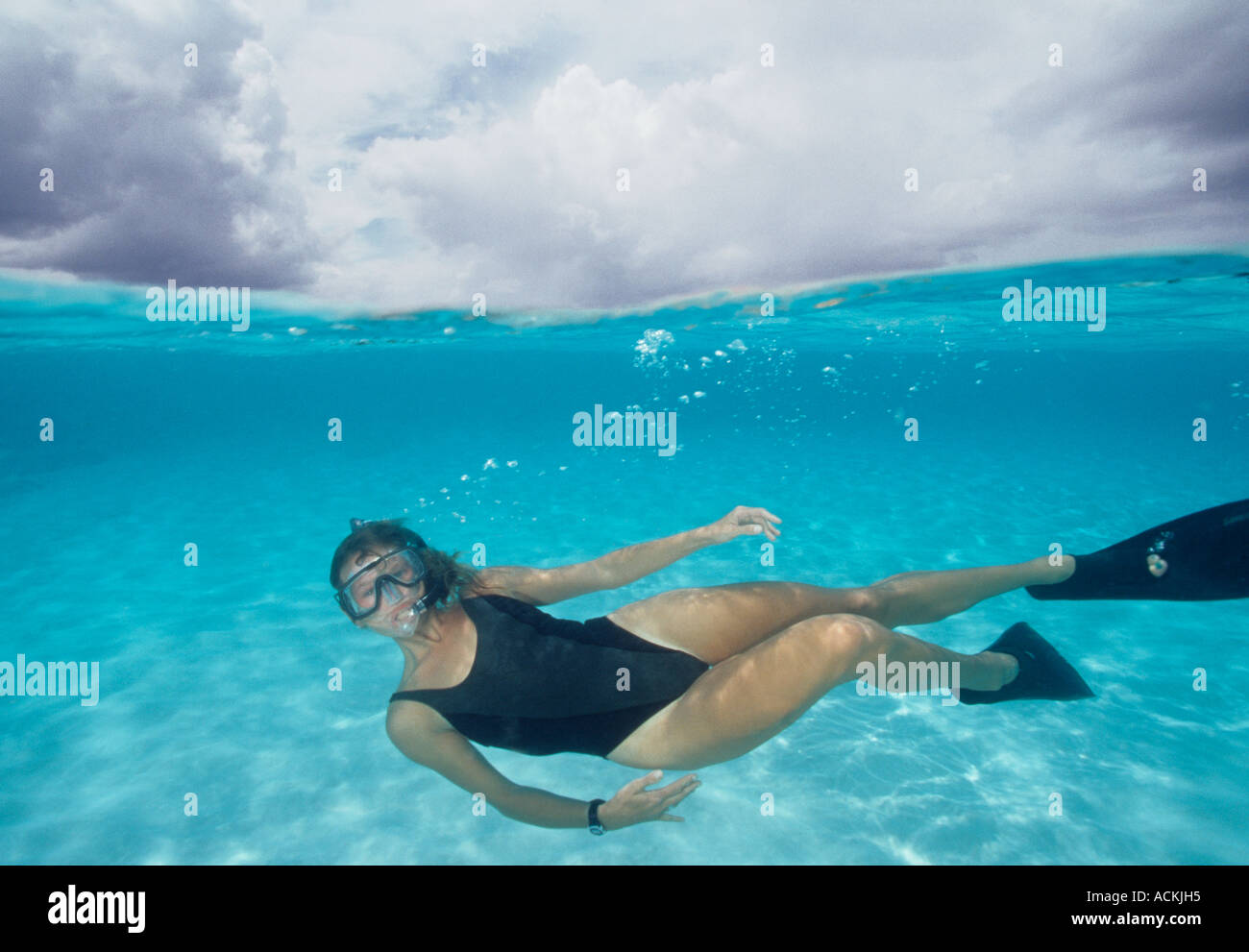 En vertu d'une femme de la plongée en eau peu profonde à la pointe Northwest Provo Providenciales Turks Caicos Banque D'Images