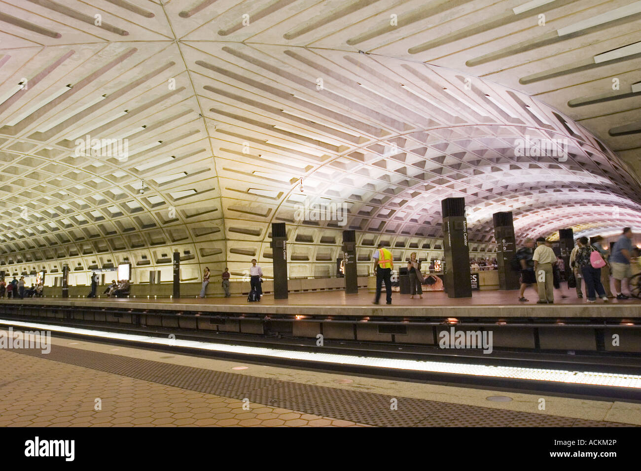 Les gens attendant le train à la station de Metro Center de Washington DC METRO sous un plafond voûté fait de panneaux de béton Banque D'Images