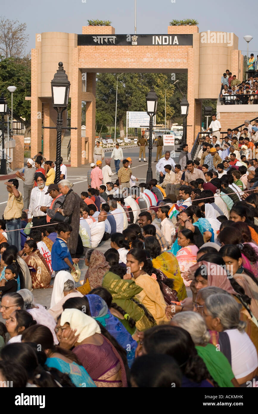 En attente de l'auditoire indiens distincts pour regarder le quotidien Wagah border Gate cérémonie de clôture Banque D'Images