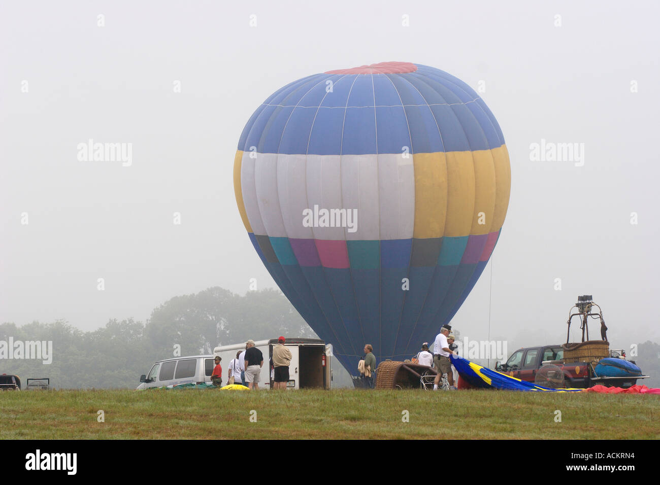 Montgolfières préparer pour soulever le ballon au festival à Dunnellon, Florida, USA Banque D'Images