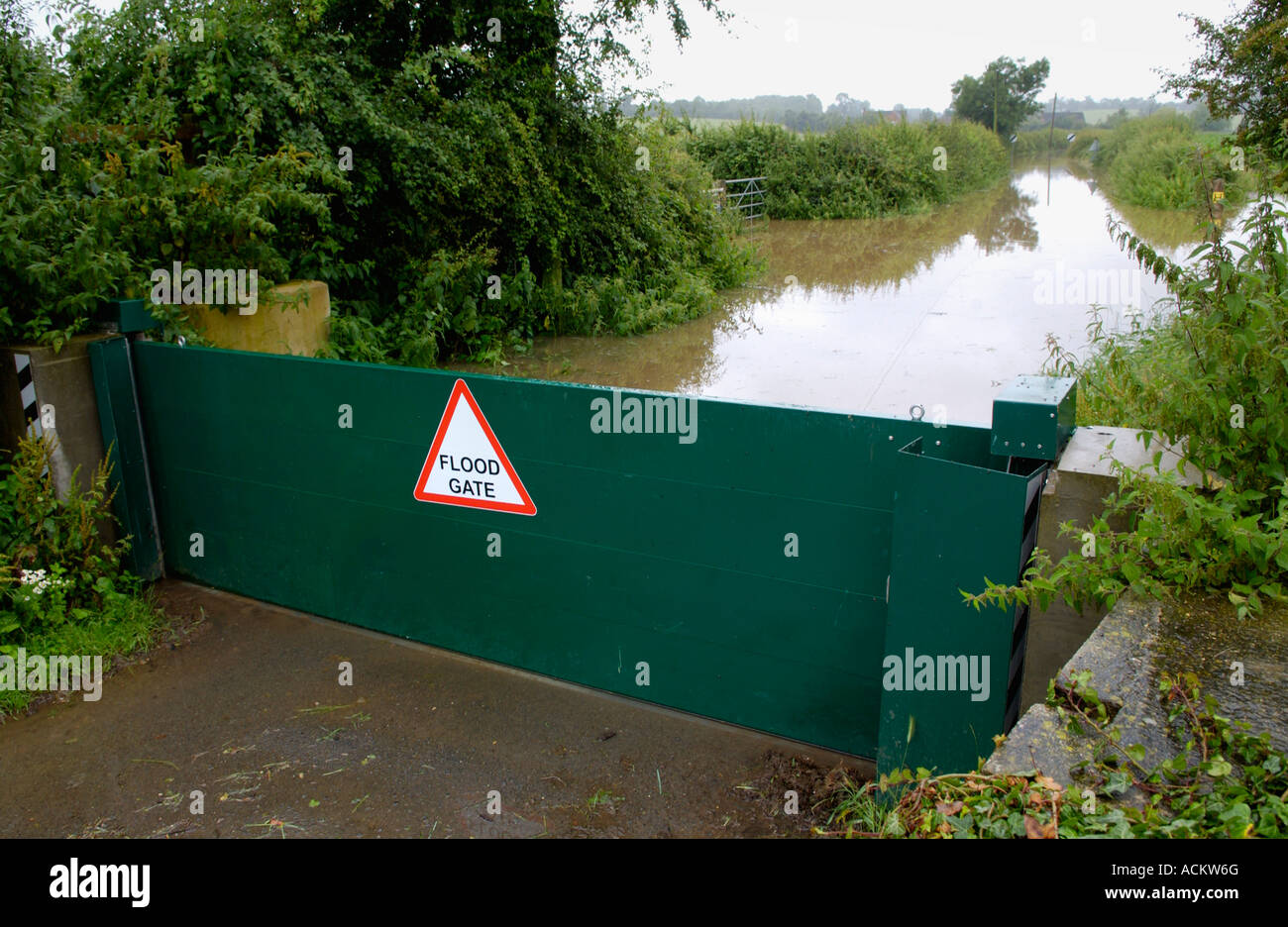 La porte d'inondation à Deerhurst Gloucestershire Angleterre Royaume-uni empêche la montée des eaux du fleuve Severn après les pluies prolongées Banque D'Images