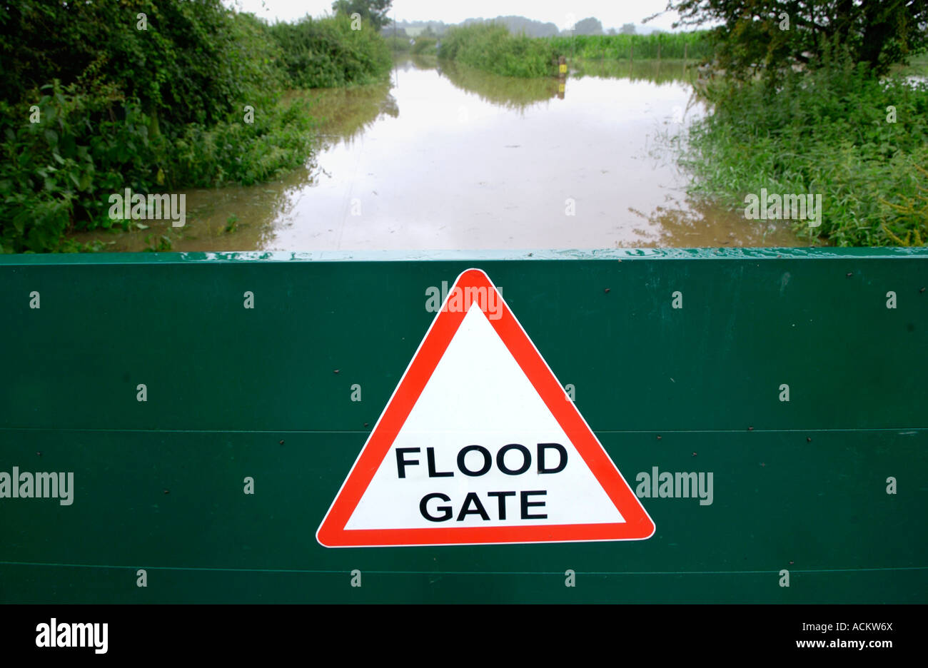 La porte d'inondation à Deerhurst Gloucestershire Angleterre Royaume-uni empêche la montée des eaux du fleuve Severn après les pluies prolongées Banque D'Images