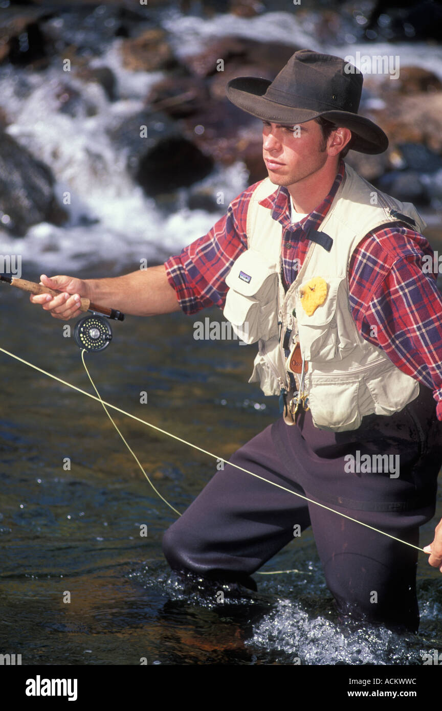L'homme pêche de mouche sur la cache la poudre River, Colorado Banque D'Images