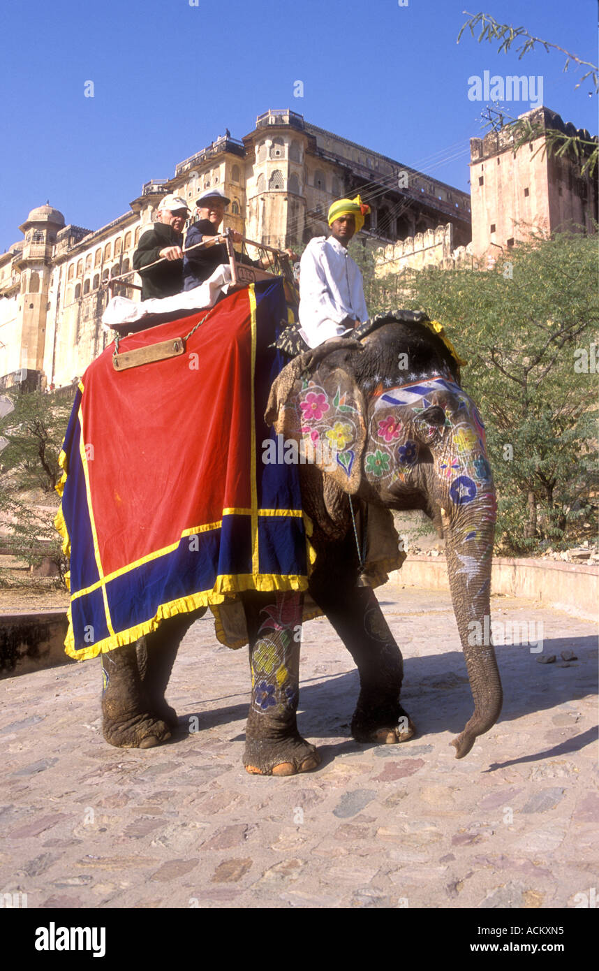 S'arrêtant un éléphant tout en transportant les touristes photgraph sur la rampe à l'Amber Fort près de Jaipur Rajasthan Inde Banque D'Images