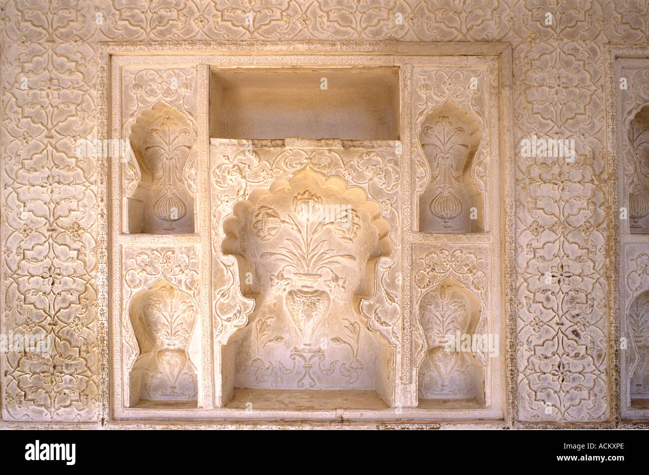 Beau détail de plâtre sculpté des niches de travail à l'intérieur du Fort Amber ou palace près de Jaipur Rajasthan Inde Banque D'Images