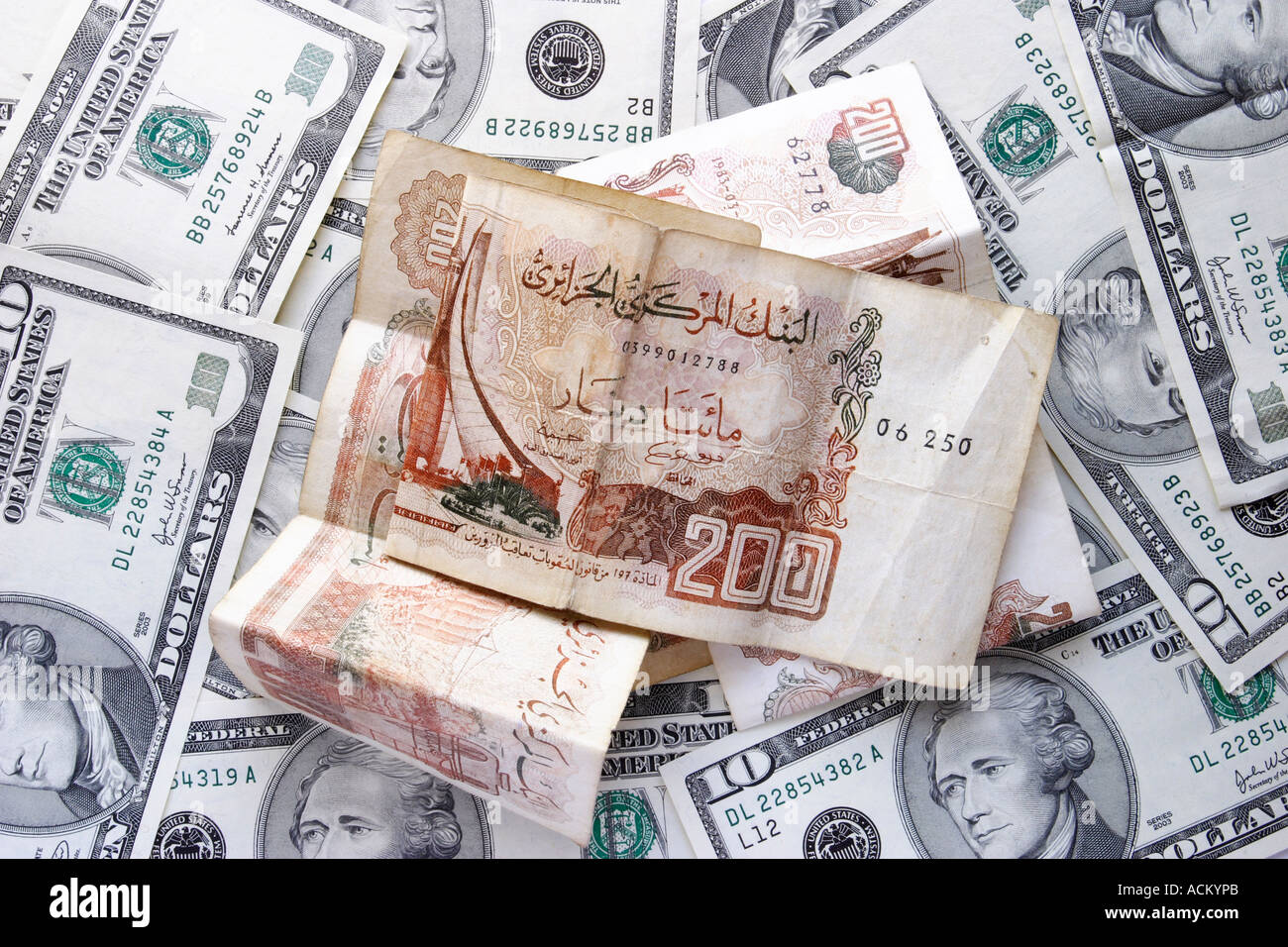 Dinar algérien notes sur les billets de dix dollars Banque D'Images