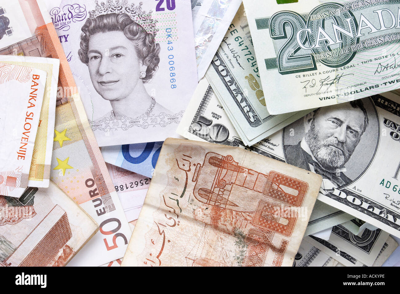 Montage de l'argent de papier de diverses monnaies dont British Pounds US dollars Canadian dollars euro et dollar libérien Banque D'Images