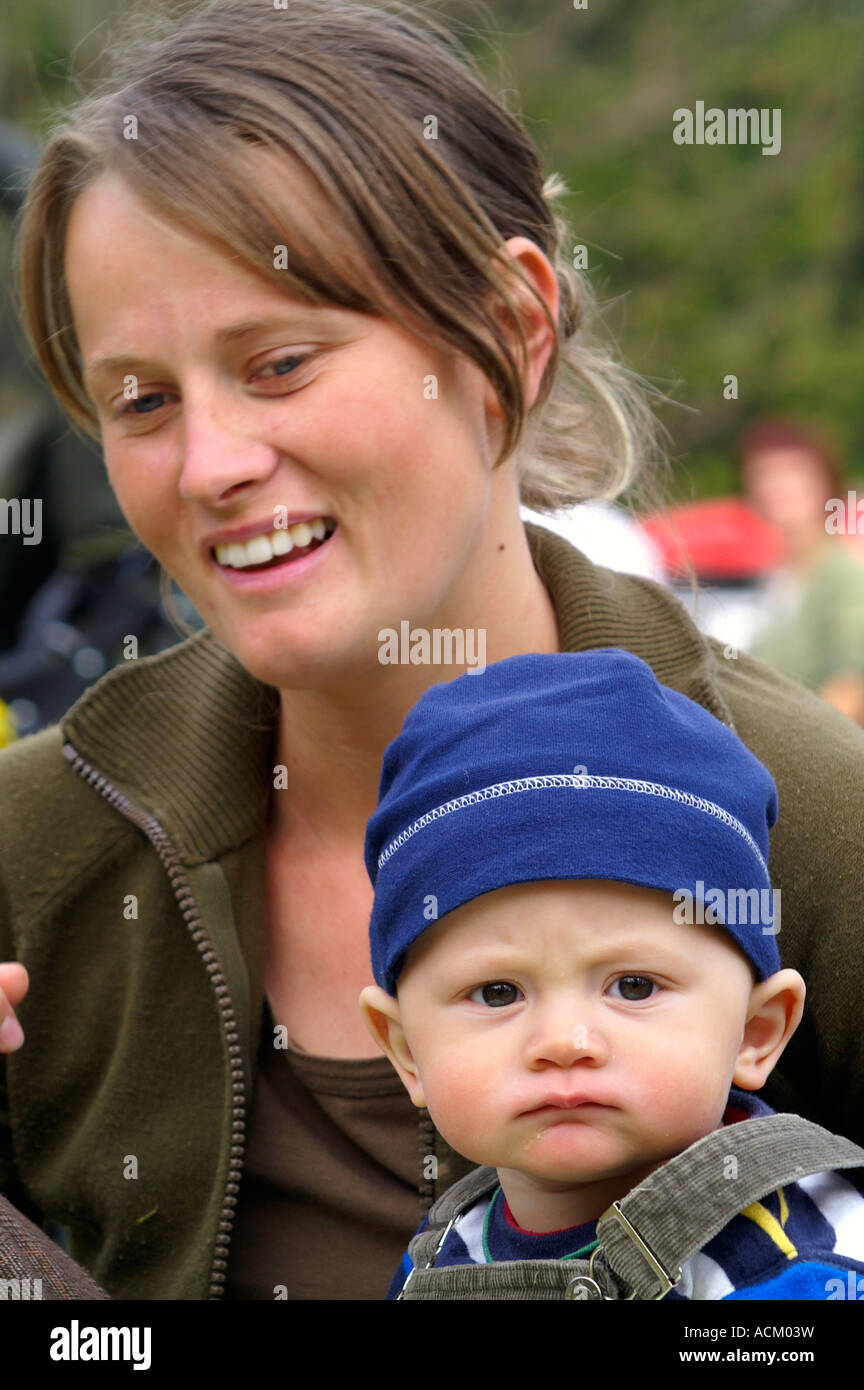 Portrait de jeune fille femme mère heureuse avec son petit bébé enfant extérieur Banque D'Images