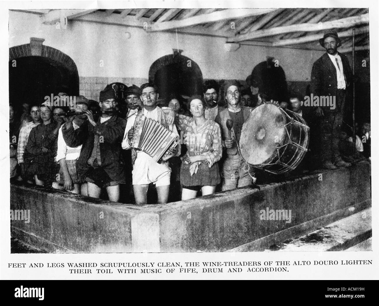 Fouler le raisin Portugal pieds et jambes purifié le vin treaders du Haut-douro alléger leur travail avec de la musique Banque D'Images