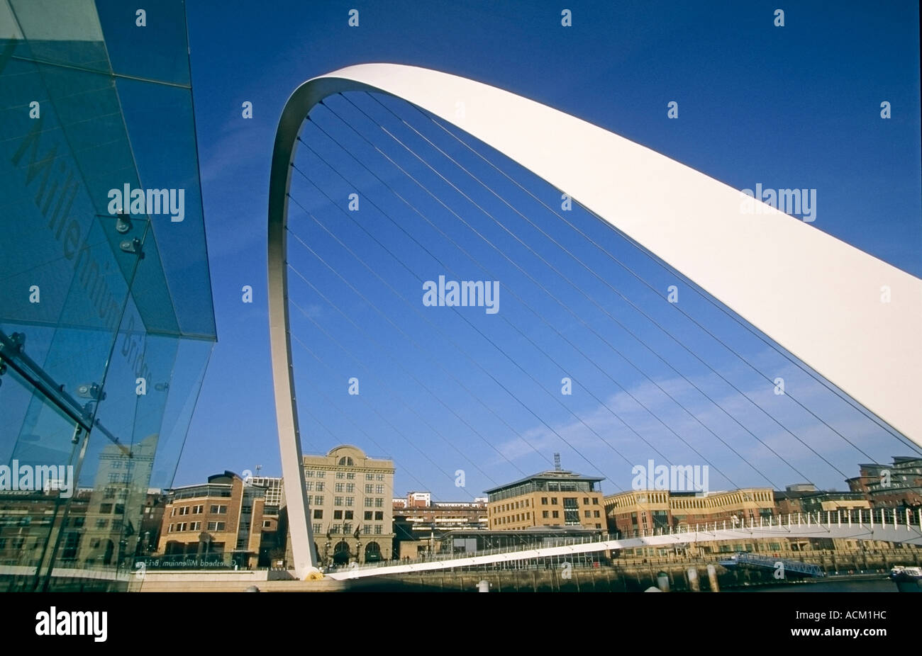 Millennium Bridge et le pavillon de verre à Gateshead Tyne and Wear England UK Banque D'Images