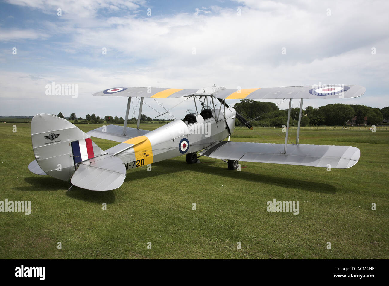 De Havilland DH 82 Tiger Moth RAF biplan et des avions d'entraînement Banque D'Images