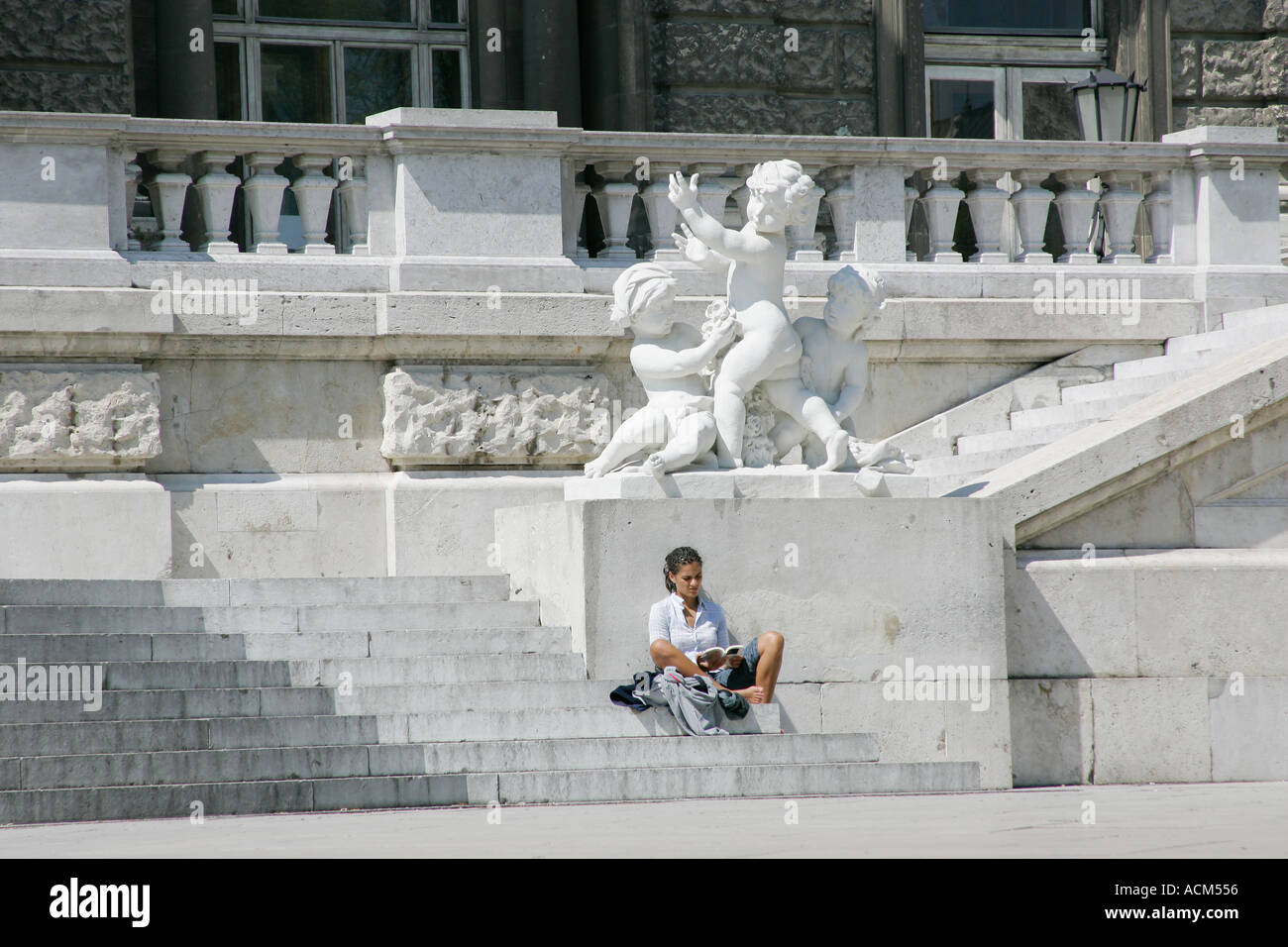 Un touriste se trouve sur l'escalier de l'historique quartier Art Museum de Vienne Autriche Banque D'Images