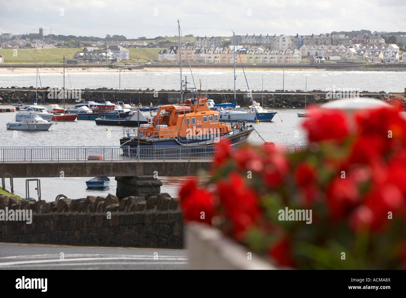 Portrush Severn classe lifeboat Katie Hannan dans le plus grand parc de la RNLI amarré dans le port de portrush fleurs rouge passé à la case Banque D'Images