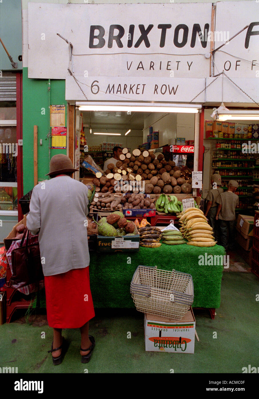 Marché de Brixton Electric Lane South London dispose d'un large éventail de groupes ethniques des Caraïbes et inhabituelle dans le secteur des fruits et légumes. Banque D'Images