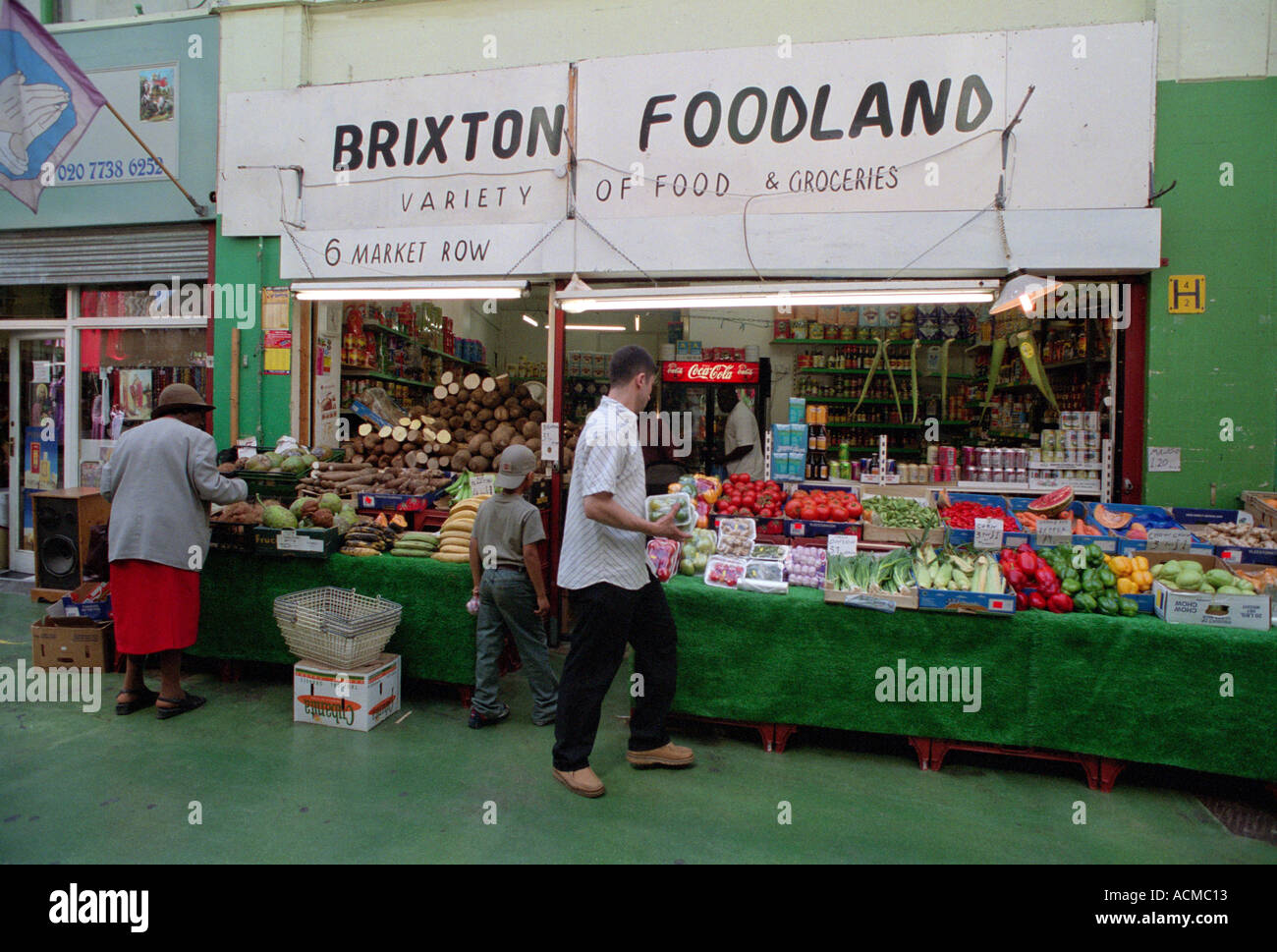Marché de Brixton Electric Lane South London dispose d'un large éventail de groupes ethniques des Caraïbes et inhabituelle dans le secteur des fruits et légumes. Banque D'Images