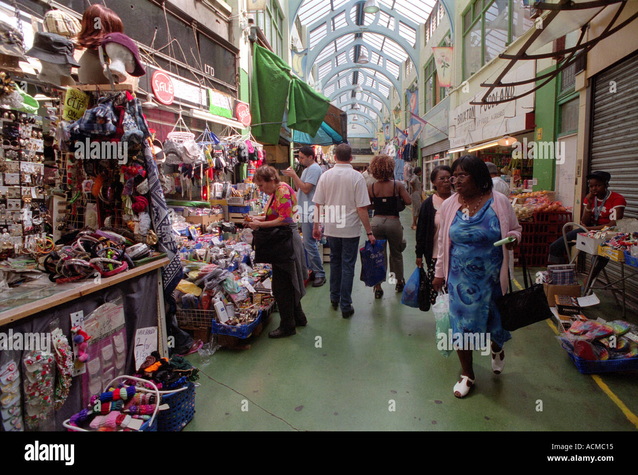 Marché de Brixton Electric Lane South London dispose d'un large éventail de groupes ethniques et des Caraïbes fruits et légumes inhabituels ainsi que house Banque D'Images