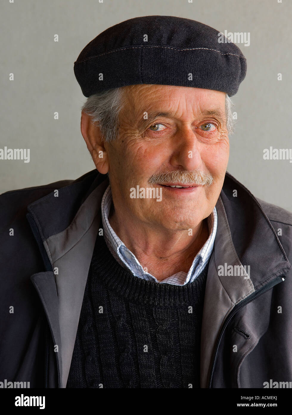 Portrait d'un vieux smiling man wearing a black cap Banque D'Images