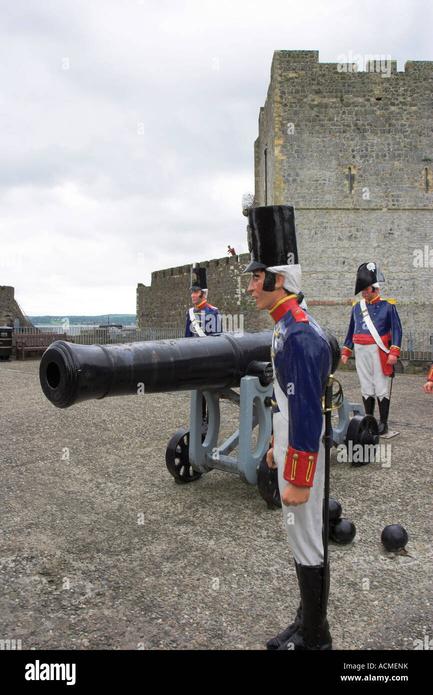 Début du xixe siècle les canons et artilary hommes situé sur la grande batterie de Carrickfergus Castle Banque D'Images