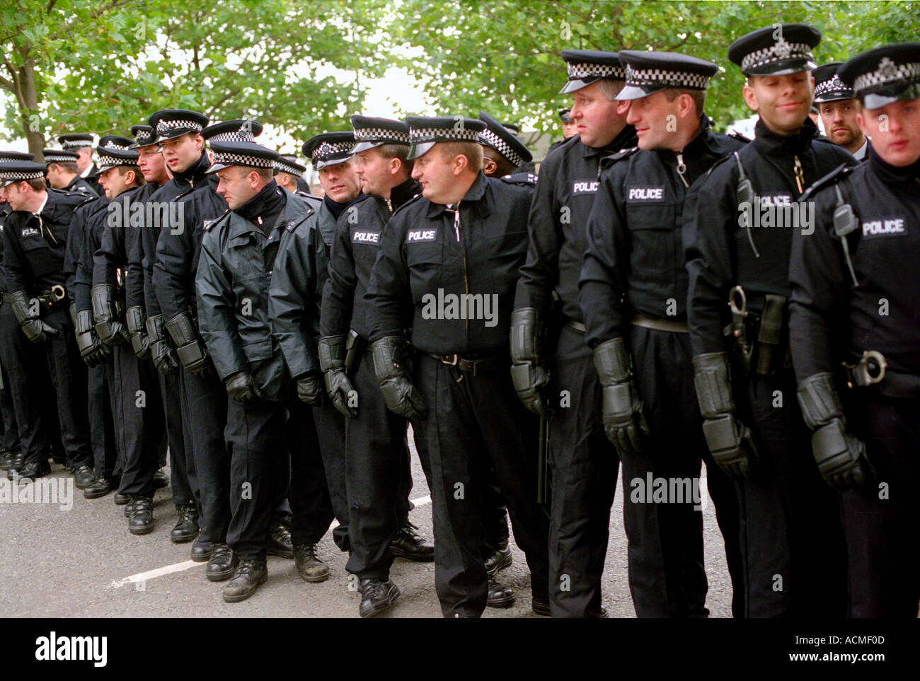Police line up lors d'une manifestation à l'Est de Londres. Banque D'Images