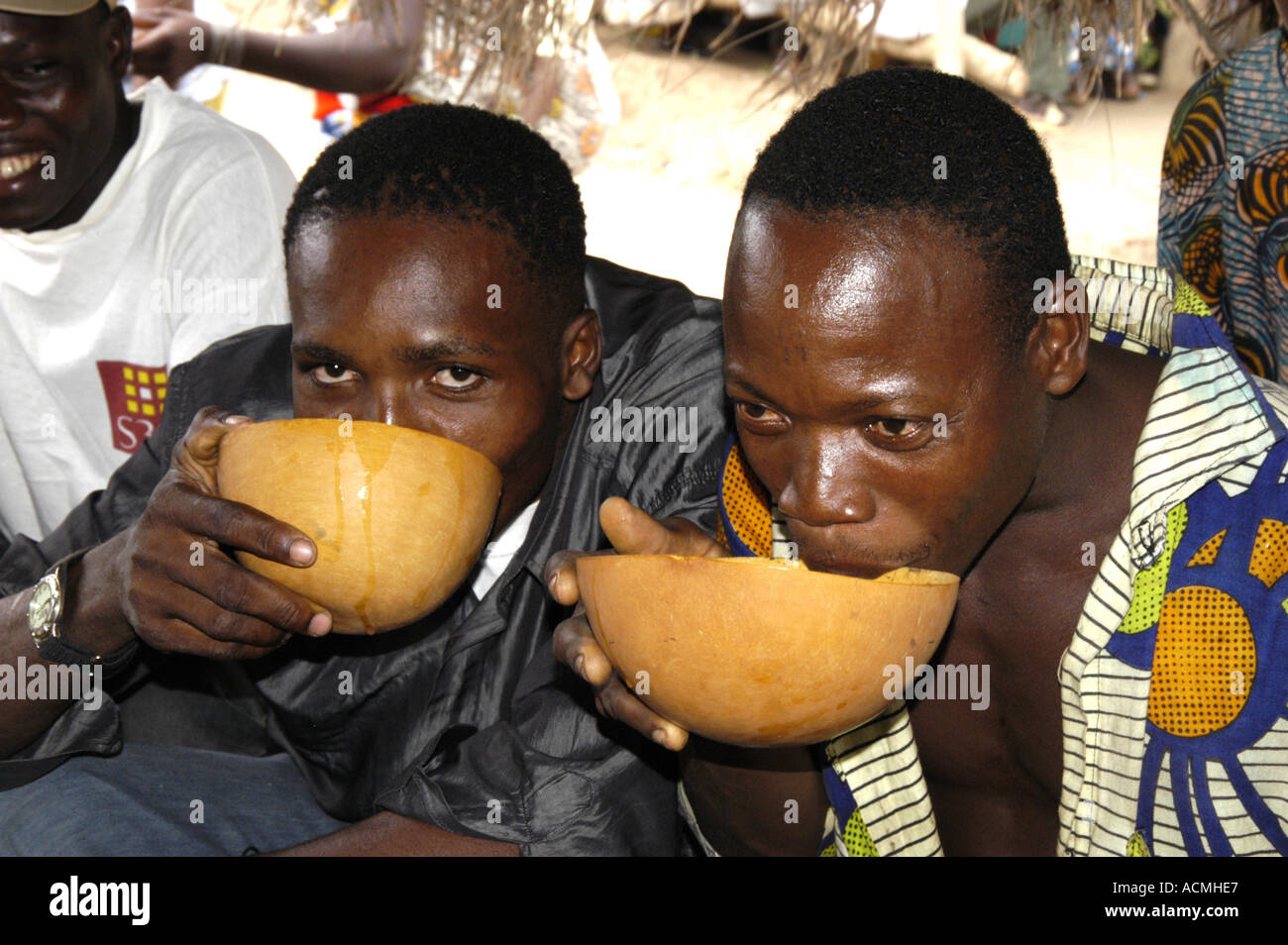 Hommes buvant tchook (bière de mil) en Afrique de l'Ouest Togo Agbati marché Banque D'Images