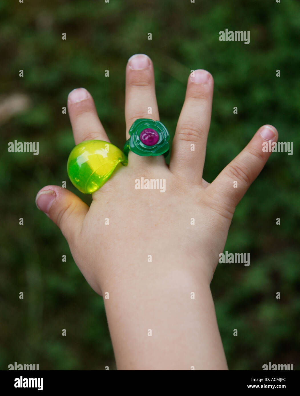 Bébé Enfant jouet anneau plastique jouer couleur couleur vert doigt Photo  Stock - Alamy